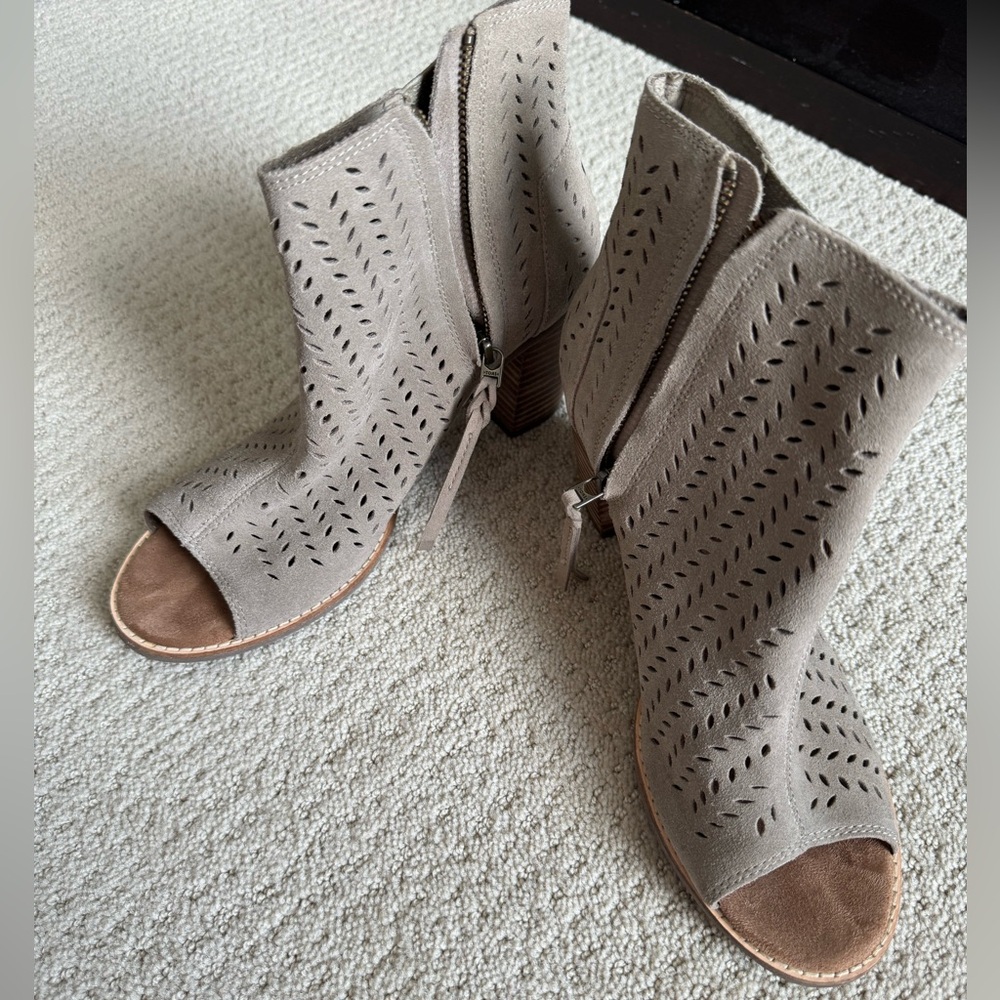 Toms heel shoes